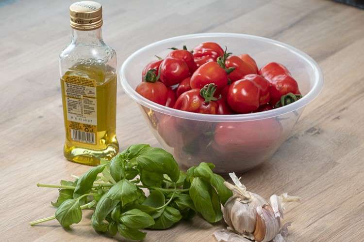 Make your own Easy Fresh Tomato Pasta Sauce. john.webber22